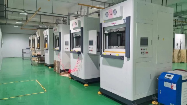 碳纖維熱壓成型機(jī)_@分段、分區(qū)控制溫度、壓力